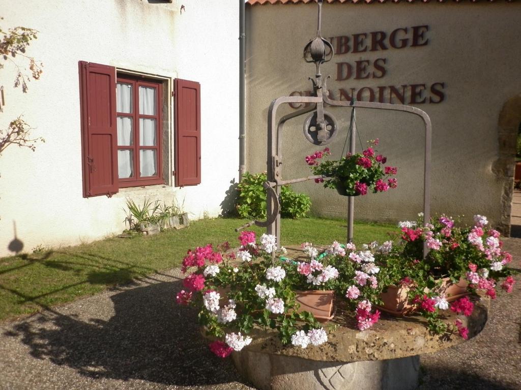Auberge Des Chanoines Aigueperse  Exterior photo