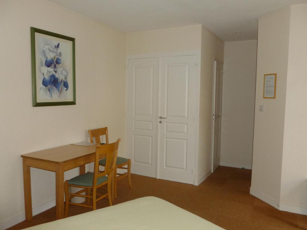 Auberge Des Chanoines Aigueperse  Room photo